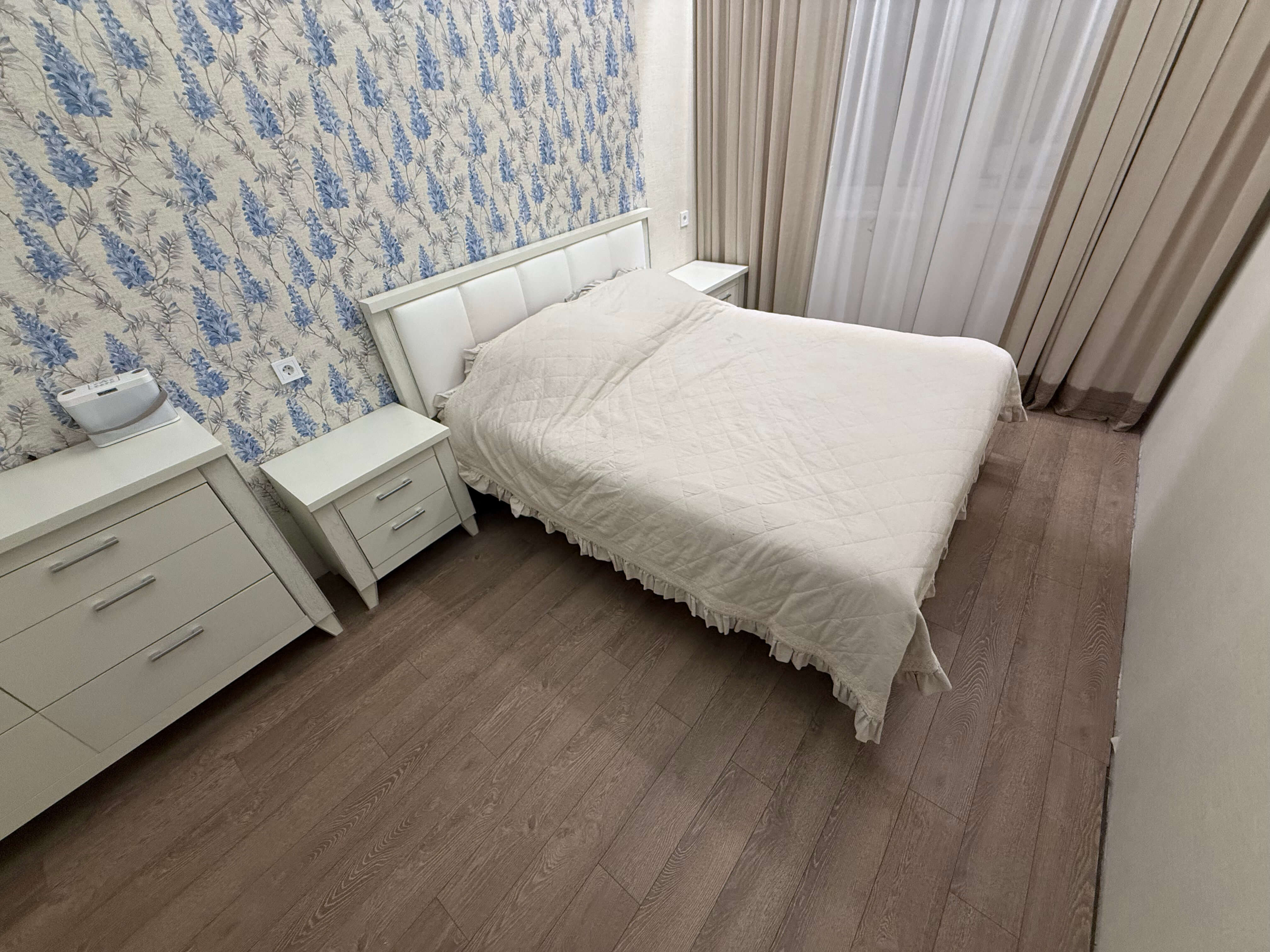 Ламинат бежевый в спальне