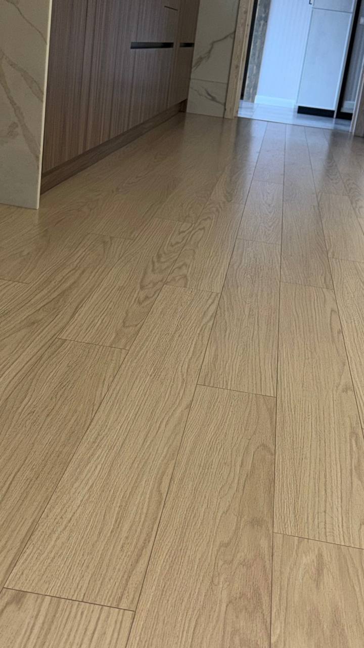 Ламинат бежевый в прихожей