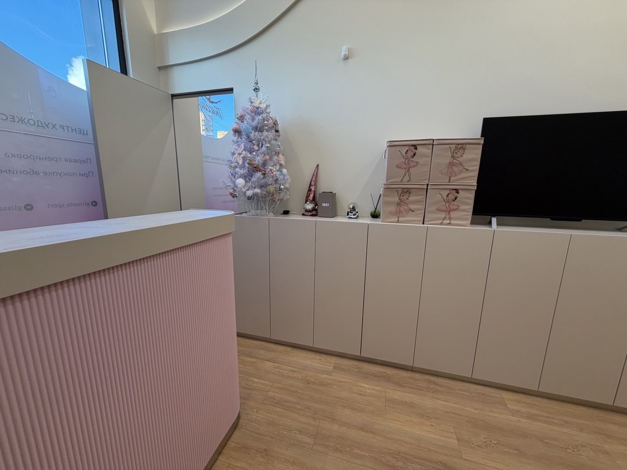 Ламинат под светлое дерево для ресепшена