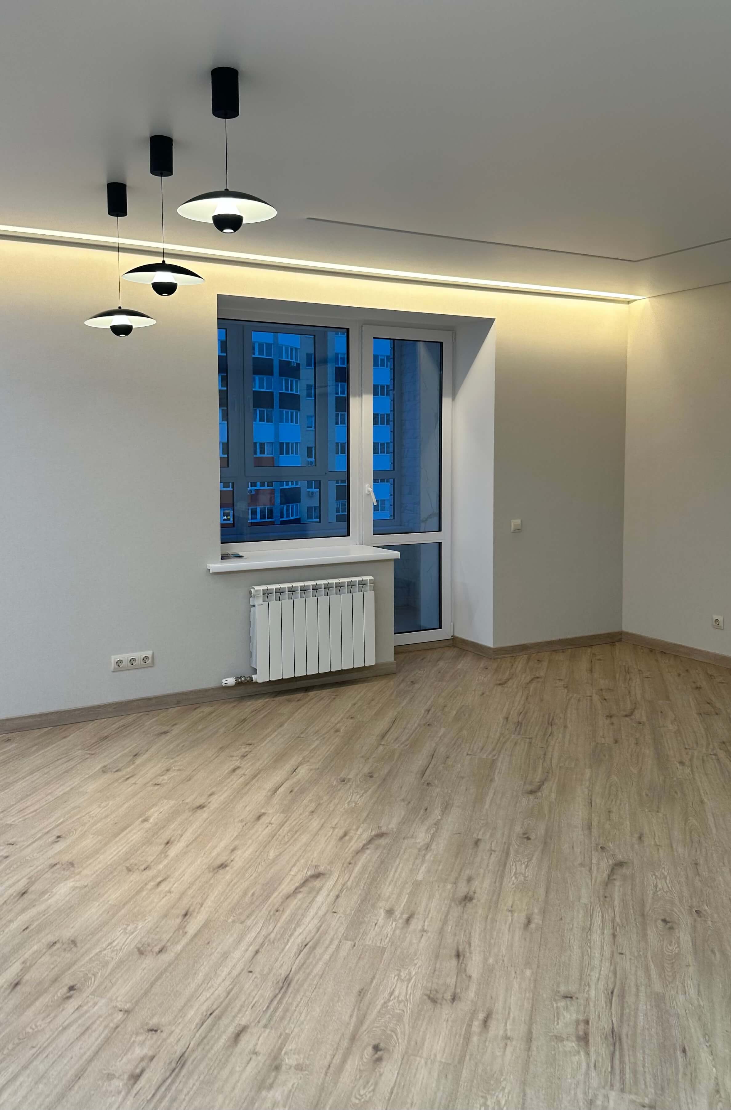 Светлый ламинат stone floor  в гостиной