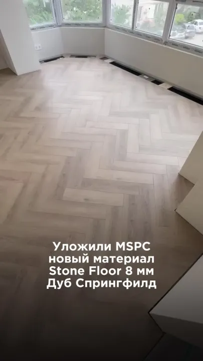 Ламинат уложенный елочкой в помещении с большим количеством конвекторов