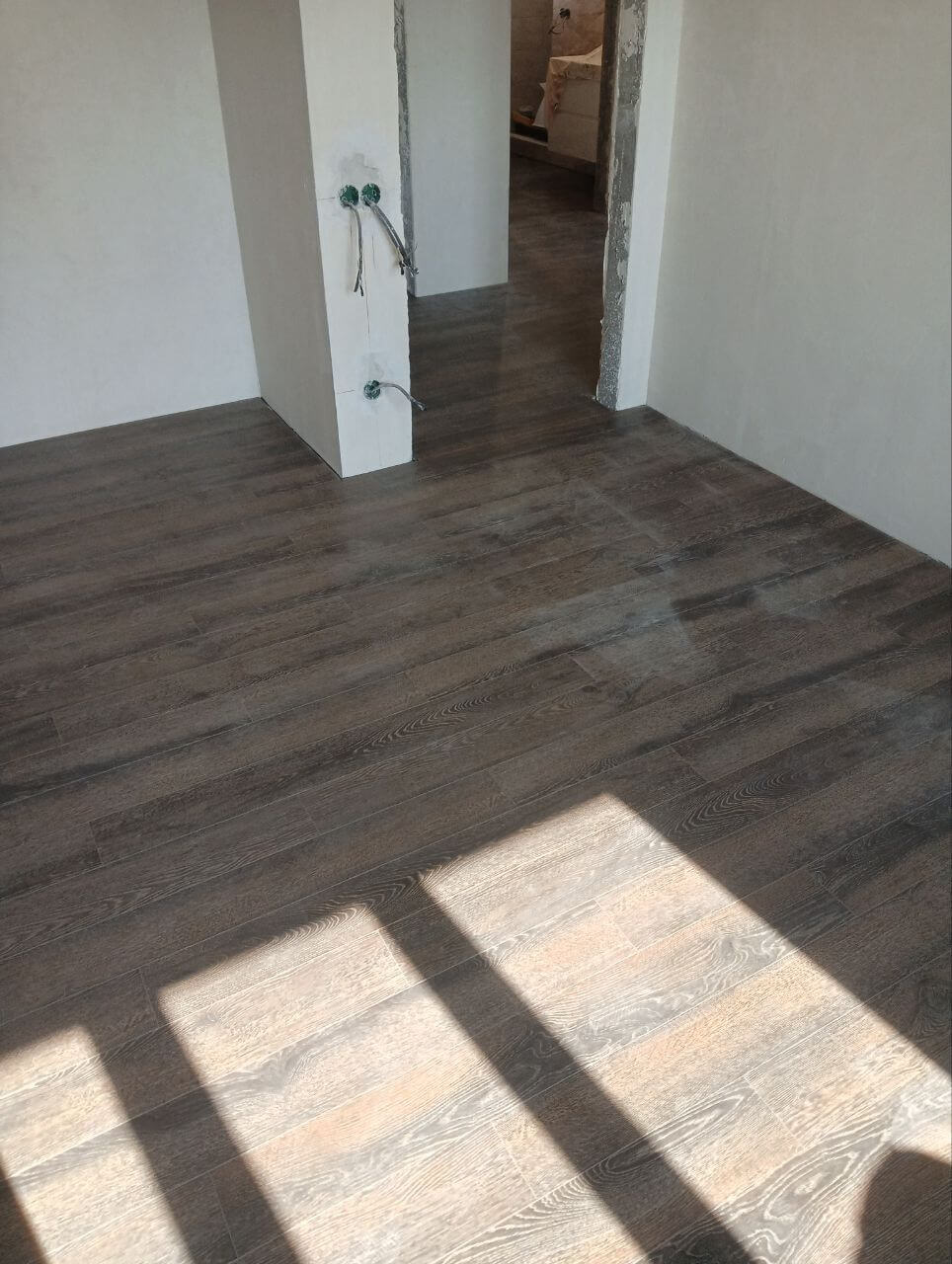 Ламинат stone floor  под темное дерево в квартире
