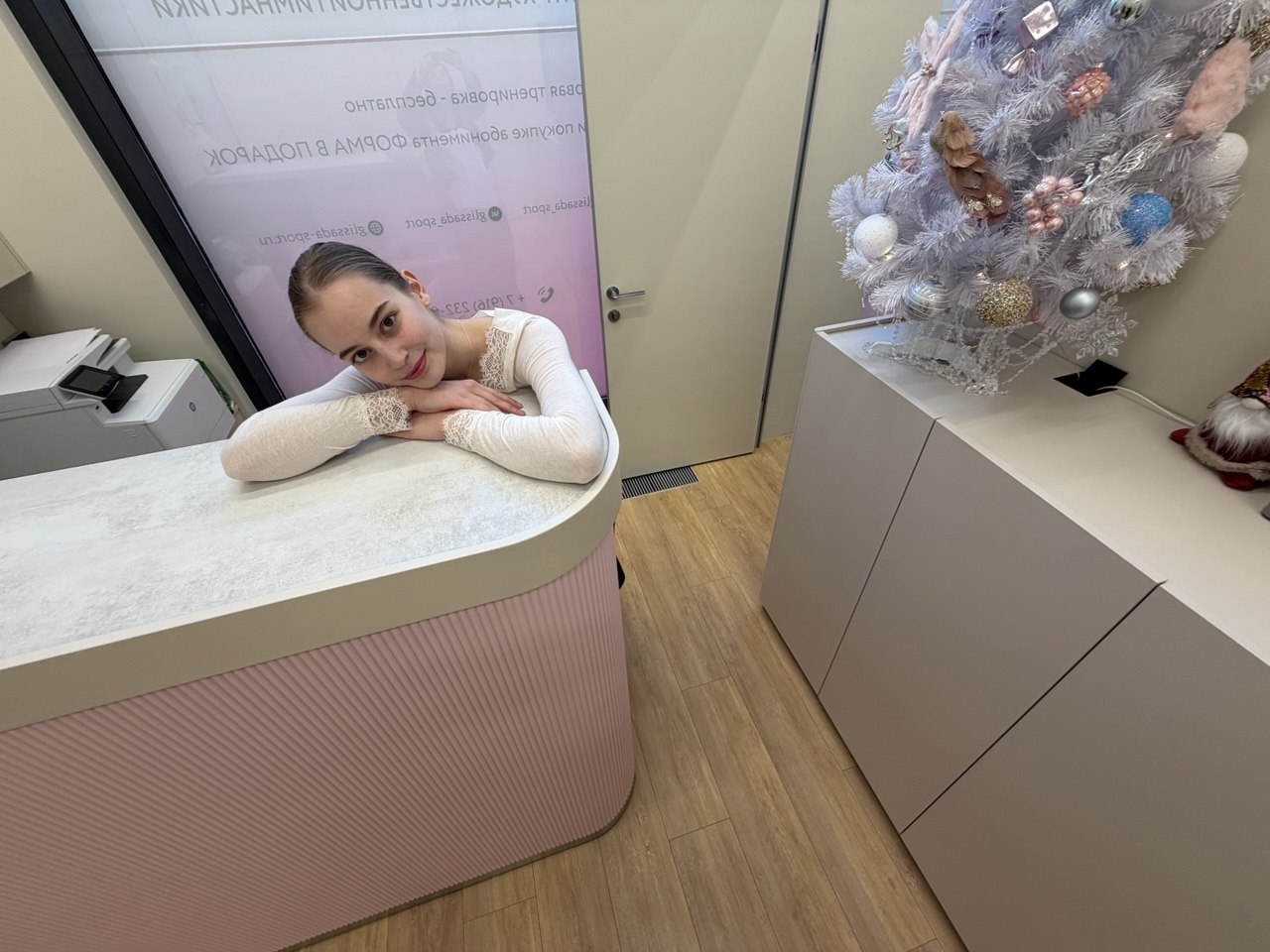 Ламинат светлый на ресепшене